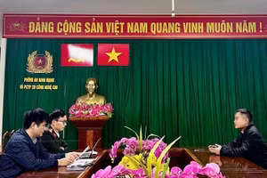 Cơ quan chức năng làm việc với ông T.D.T. (Ảnh: CTV)