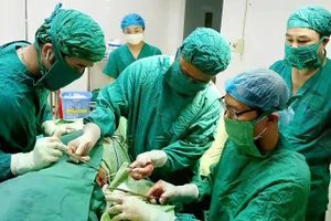 Các bác sĩ tiến hành phẫu thuật lấy dị vật trong lòng ngực cụ bà 95 tuổi.