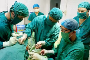 Các bác sĩ tiến hành phẫu thuật lấy dị vật trong lòng ngực cụ bà 95 tuổi.