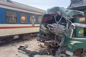 Sau khi va chạm, ca bin xe tải biến dạng, tài xế bị thương nặng.