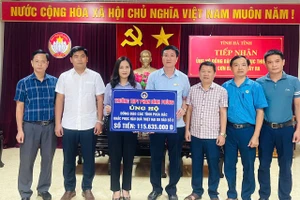 Trường THPT Phan Đình Phùng ủng hộ đồng bào các tỉnh phía Bắc khắc phục hậu quả bão lũ.