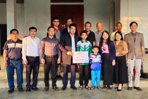 Đại diện Báo GD&TĐ cùng chính quyền địa phương trao quà bạn đọc đến với gia đình em Lê Trung Tuấn Phong.