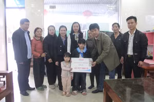 Báo GD&TĐ cùng đại diện trường học, các nhà hảo tâm trao quà bạn đọc, các tấm lòng hảo tâm đến hoàn cảnh 2 cháu nhỏ.