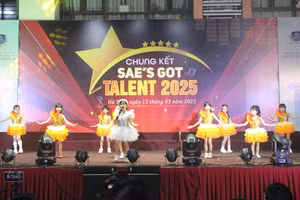 Bùng nổ đêm chung kết SAE’s Got Talent năm thứ 3. Tiết mục "Vui đến trường" do Nguyễn Phạm Ngọc Hà cùng tốp múa biểu diễn. 