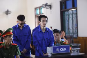 Trần Trọng Gia Bảo đứng trước bục khai báo.