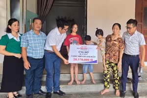 Báo GD&TĐ cùng chính quyền xã Thạch Bình trao quà bạn đọc, các tấm lòng hảo tâm đến với 3 cháu nhỏ con anh Huấn.