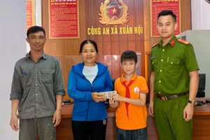 Bố con em Duy đến trụ sở công an trả lại tiền cho người đánh rơi. (Ảnh: Công an cung cấp)