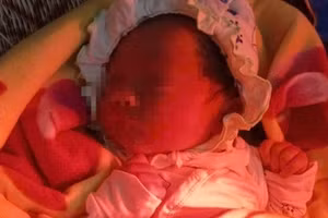 Bé trai sơ sinh hiện được chăm sóc tại Trạm Y tế xã Đức Lạng.