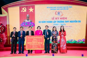 Lãnh đạo tỉnh Hà Tĩnh trao tặng bức trướng khen thưởng Trường THPT Nguyễn Du.