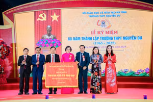 Lãnh đạo tỉnh Hà Tĩnh trao tặng bức trướng khen thưởng Trường THPT Nguyễn Du.