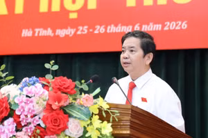 Giám đốc Sở GD&ĐT Bùi Nhân Sâm trả lời chất vấn Kỳ họp thứ 5 HĐND tỉnh Hà Tĩnh.