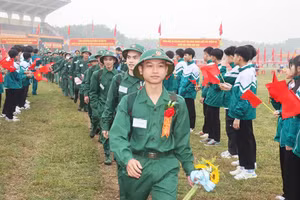 Thanh niên huyện Đức Thọ (Hà Tĩnh) thực hiện lệnh kêu gọi nhập ngũ. (Ảnh: DDT)