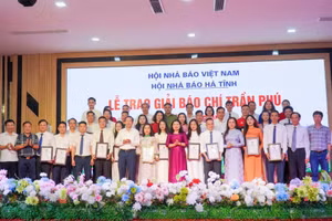 BTC trao chứng nhận cho các tác giả đoạt Giải Báo chí Trần Phú.