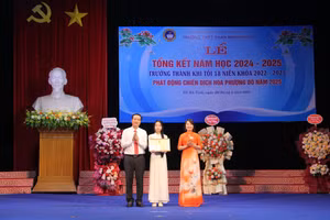 Lãnh đạo Sở GD&ĐT Hà Tĩnh và Hiệu trưởng Trường THPT Phan Đình Phùng khen thưởng học sinh đạt giải quốc gia môn Ngữ văn năm học 2024-2025.