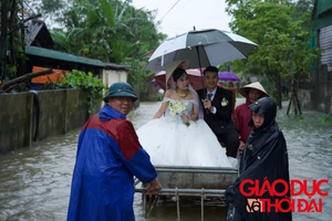 Đám cưới diễn ra trong dịp bão lũ ở Hà Tĩnh. (Ảnh: Đình Thao)