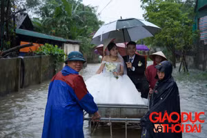 Đám cưới diễn ra trong dịp bão lũ ở Hà Tĩnh. (Ảnh: Đình Thao)