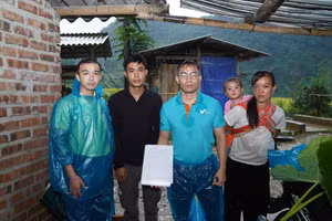 Nhân viên Tập đoàn Vingroup đồng hành cứu trợ đồng bào sau bão Yagi.