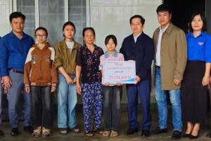Gần 28 triệu đồng được trao đến hoàn cảnh thầy Sơn.