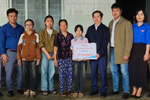 Gần 28 triệu đồng được trao đến hoàn cảnh thầy Sơn.