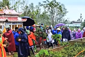 Gia đình tổ chức mai táng học sinh bị đánh tử vong. (Ảnh: H.V)