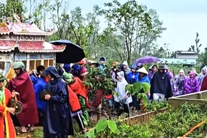 Gia đình tổ chức mai táng học sinh bị đánh tử vong. (Ảnh: H.V)