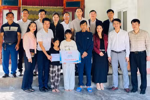 Số tiền hơn 79 triệu đồng được trao đến hoàn cảnh bố con anh Trung.