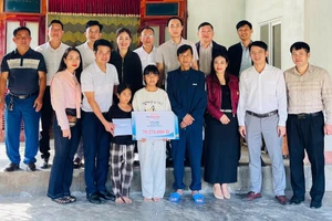 Số tiền hơn 79 triệu đồng được trao đến hoàn cảnh bố con anh Trung.