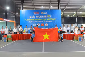 Nghi thức chào cờ tại lễ khai mạc.