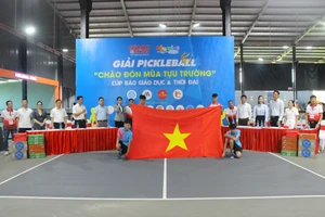 Nghi thức chào cờ tại lễ khai mạc.