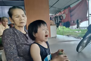Bố mất, mẹ bỏ đi biền biệt, Hà Vy sống lay lắt với bà nội tuổi đã 83 thường xuyên đau ốm.