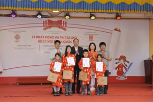 4 học sinh đạt danh hiệu Trạng Nguyên được trao giấy chứng nhận và phần thưởng.