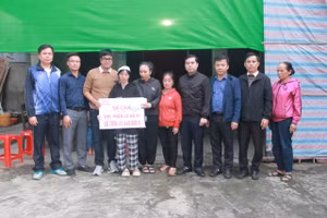 Bạn đọc Báo GD&TĐ trao hơn 41 triệu đồng tới nữ sinh lớp 8 mồ côi cả cha lẫn mẹ 