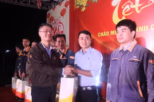 Đại diện lãnh đạo FHS trao quà Tết đến người lao động.