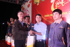 Đại diện lãnh đạo FHS trao quà Tết đến người lao động.