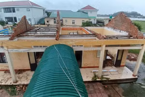 Trường THCS Sơn Lộc (xã Xuân Lộc, Hà Tĩnh) bị tốc mái hoàn toàn. 
