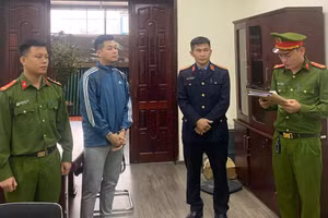 Cơ quan điều tra tống đạt lệnh khởi tố đối với Võ Hoàng Long.