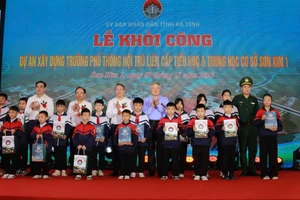 Phó Thủ tướng Thường trực Chính phủ Nguyễn Hòa Bình cùng đại biểu tặng quà cho học sinh vùng biên.