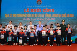 Phó Thủ tướng Thường trực Chính phủ Nguyễn Hòa Bình cùng đại biểu tặng quà cho học sinh vùng biên.