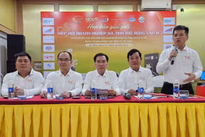 Ban tổ chức điều hành buổi họp báo trước thềm giải golf.