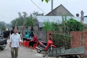 Người thân và làng xóm tổ chức tang lễ cho các nạn nhân.