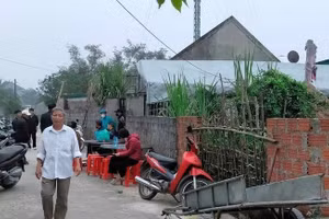 Người thân và làng xóm tổ chức tang lễ cho các nạn nhân.