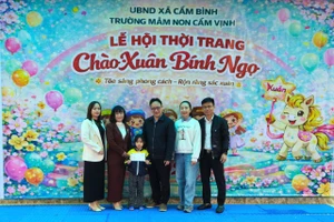 Trường Albert Einstein Hà Tĩnh trao quà đến hoàn cảnh học sinh khó khăn ở xã Cẩm Bình.