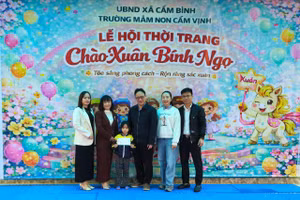 Trường Albert Einstein Hà Tĩnh trao quà đến hoàn cảnh học sinh khó khăn ở xã Cẩm Bình.