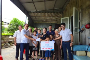 Trao hơn 38 triệu đồng đến 4 cháu mồ côi bố