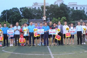 Đại biểu tặng hoa và cờ lưu niệm cho các đội bóng tham gia giải đấu.