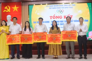 Lãnh đạo Sở GD&ĐT Hà Tĩnh trao cờ thi đua cho những trường học xuất sắc tại Đại hội.