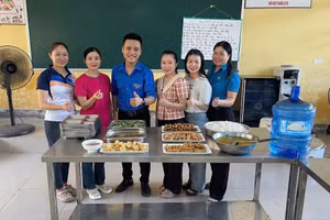 Thầy cô ở vùng Khu kinh tế Vũng Áng (Hà Tĩnh) chuẩn bị những suất cơm miễn phí cho thí sinh ở xa.