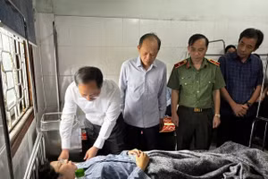 Lãnh đạo tỉnh Hà Tĩnh thăm hỏi nạn nhân trong vụ tai nạn xe khách khiến 24 người thương vong.