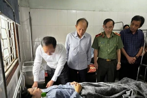 Lãnh đạo tỉnh Hà Tĩnh thăm hỏi nạn nhân trong vụ tai nạn xe khách khiến 24 người thương vong.
