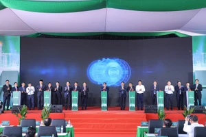 Thủ tướng Phạm Minh Chính cùng các đại biểu thực hiện nghi thức vận hành Nhà máy điện Nhơn Trạch 3&4.